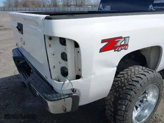 2010 Chevrolet Silverado 1500 LT with VIN 3GCRKSE34AG142638, listed as a IAAI auction lot 41620863 with 330,631 mi miles. Bid and sale history available at carsss.com. Image 21.