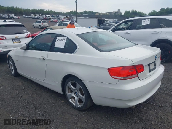 2007 BMW 3 Series 328xi z VIN WBAWC33597PD07016, wystawiony jako IAAI lot #42665037 z przebiegiem 147 900 mil mil oraz . Historia ofert i sprzedaży dostępna na DreamBid. Obrazek 3.