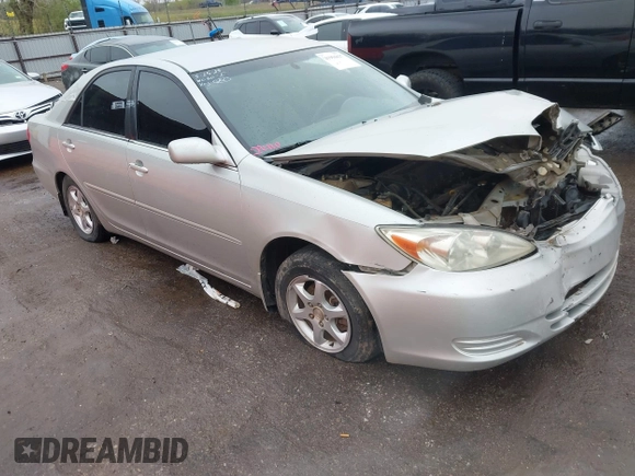 2002 Toyota Camry LE z VIN 4T1BE32K92U102107, wystawiony jako IAAI lot #41956837 z przebiegiem 239 106 mil mil oraz . Historia ofert i sprzedaży dostępna na DreamBid. Obrazek 1.