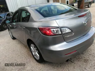 2012 Mazda 3 i Touring z VIN JM1BL1V83C1622692, wystawiony jako IAAI lot #42447571 z przebiegiem 136 065 mil mil oraz . Historia ofert i sprzedaży dostępna na DreamBid. Obrazek 3.