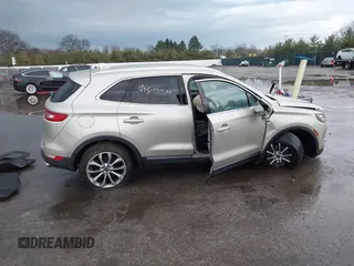 2017 Lincoln MKC Select z VIN 5LMCJ2C99HUL63006, wystawiony jako IAAI lot #41897413 z przebiegiem 76 202 mil mil oraz . Historia ofert i sprzedaży dostępna na DreamBid. Obrazek 13.