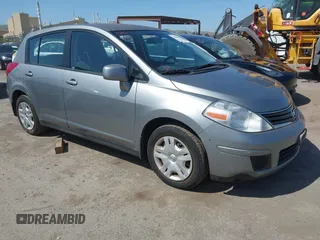 2011 Nissan Versa S z VIN 3N1BC1CPXBL408934, wystawiony jako IAAI lot #42170583 z przebiegiem 54 241 mil mil oraz . Historia ofert i sprzedaży dostępna na DreamBid. Obrazek 1.