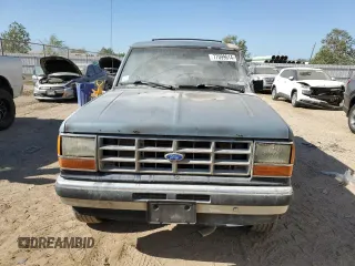 1990 Ford Bronco z VIN 1FMCU12T2LUA31399, wystawiony jako Copart lot #77099614 z przebiegiem 85 663 mil mil oraz Szkoda całkowita • Salvage title. Historia ofert i sprzedaży dostępna na DreamBid. Obrazek 5.