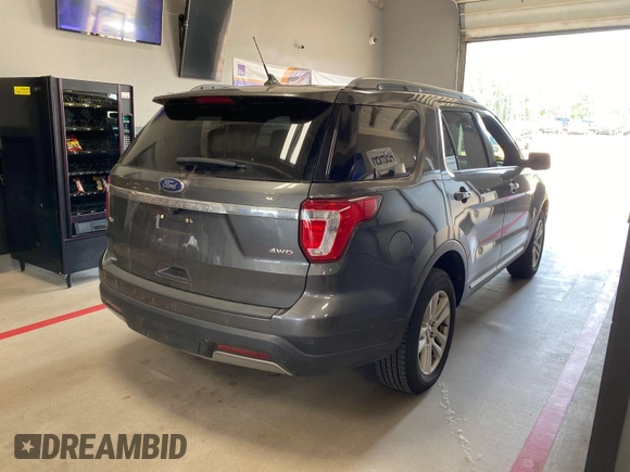 2019 Ford Explorer XLT z VIN 1FM5K8D85KGB20171, wystawiony jako IAAI lot #42734889 z przebiegiem 83 569 mil mil oraz . Historia ofert i sprzedaży dostępna na DreamBid. Obrazek 13.