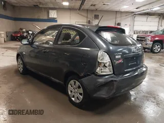2008 Hyundai Accent GS z VIN KMHCM36CX8U083876, wystawiony jako IAAI lot #42254997 z przebiegiem 145 168 mil mil oraz . Historia ofert i sprzedaży dostępna na DreamBid. Obrazek 3.