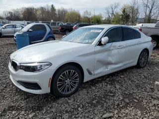 2020 BMW 5 Series 530i xDrive z VIN WBAJR7C03LCE58567, wystawiony jako Copart lot #52381325 z przebiegiem 27 309 mil mil oraz Szkoda całkowita • Salvage title. Historia ofert i sprzedaży dostępna na DreamBid. Obrazek 1.