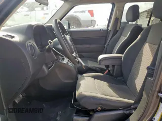 2015 Jeep Patriot Sport z VIN 1C4NJPBBXFD204557, wystawiony jako Copart lot #59544745 z przebiegiem 136 158 mil mil oraz Czysty tytuł • Clean title. Historia ofert i sprzedaży dostępna na DreamBid. Obrazek 7.