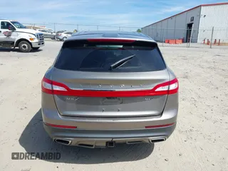 2017 Lincoln MKX Reserve z VIN 2LMPJ8LR4HBL41092, wystawiony jako IAAI lot #41815783 z przebiegiem 104 578 mil mil oraz . Historia ofert i sprzedaży dostępna na DreamBid. Obrazek 16.