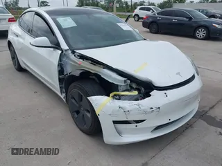 2022 Tesla Model 3 Long Range z VIN 5YJ3E1EBXNF246318, wystawiony jako IAAI lot #42131425 z przebiegiem 32 096 mil mil oraz . Historia ofert i sprzedaży dostępna na DreamBid. Obrazek 6.