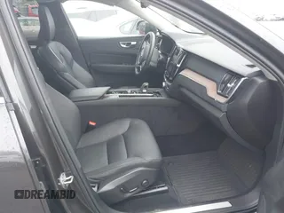 2022 Volvo XC60 Momentum с VIN YV4L12RK5N1051289, выставлен на аукционе IAAI как лот 41139997 с пробегом 28 028 миль миль и . История ставок и продаж доступна на DreamBid. Изображение 5.