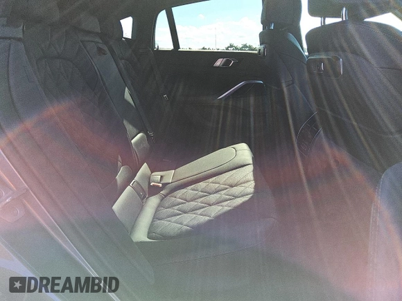 2025 BMW X6 xDrive40i z VIN 5UX33EX02S9W99295, wystawiony jako Copart lot #56997185 z przebiegiem 31 308 mil mil oraz Czysty tytuł • Clean title. Historia ofert i sprzedaży dostępna na DreamBid. Obrazek 10.