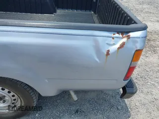 1990 Toyota Pickup z VIN JT4RN81R2L0043473, wystawiony jako IAAI lot #42410597 z przebiegiem 27 697 mil mil oraz . Historia ofert i sprzedaży dostępna na DreamBid. Obrazek 6.