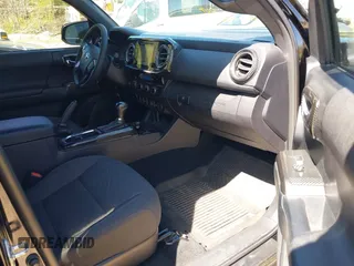 2017 Toyota Tacoma SR5 z VIN 3TMCZ5AN1HM062459, wystawiony jako IAAI lot #42138261 z przebiegiem 75 474 mil mil oraz . Historia ofert i sprzedaży dostępna na DreamBid. Obrazek 5.