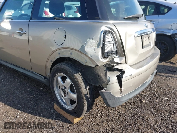2010 MINI Hardtop z VIN WMWMF3C56ATZ65113, wystawiony jako IAAI lot #40968121 z przebiegiem 124 066 mil mil oraz . Historia ofert i sprzedaży dostępna na DreamBid. Obrazek 6.