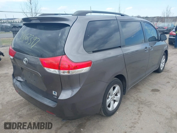 2014 Toyota Sienna LE AAS z VIN 5TDKK3DC2ES519967, wystawiony jako IAAI lot #41863397 z przebiegiem 124 130 mil mil oraz . Historia ofert i sprzedaży dostępna na DreamBid. Obrazek 4.