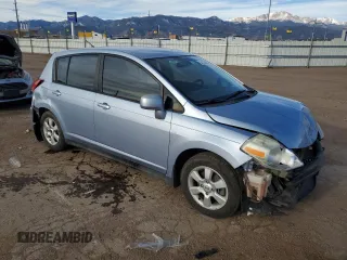 2009 Nissan Versa SL z VIN 3N1BC13E39L395999, wystawiony jako Copart lot #50225605 z przebiegiem 183 206 mil mil oraz Szkoda całkowita • Salvage title. Historia ofert i sprzedaży dostępna na DreamBid. Obrazek 4.