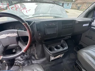 2005 Chevrolet Express Cargo z VIN 1GCFG15X151219200, wystawiony jako Copart lot #84236274 z przebiegiem 269 530 mil mil oraz Czysty tytuł • Clean title. Historia ofert i sprzedaży dostępna na DreamBid. Obrazek 9.
