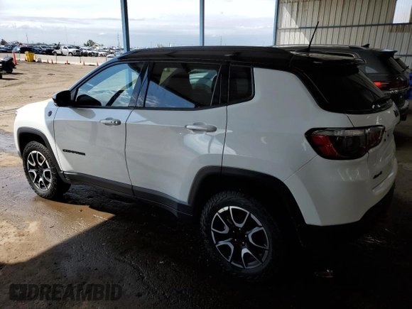 2024 Jeep Compass Trailhawk z VIN 3C4NJDDN1RT144852, wystawiony jako Copart lot #59986935 z przebiegiem 33 629 mil mil oraz Czysty tytuł • Clean title. Historia ofert i sprzedaży dostępna na DreamBid. Obrazek 2.
