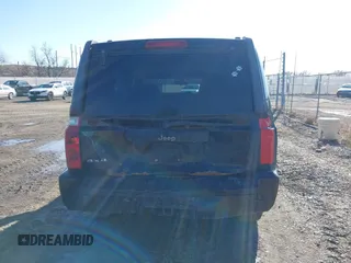 2010 Jeep Commander Sport z VIN 1J4RG4GK4AC158319, wystawiony jako IAAI lot #41824621 z przebiegiem 63 061 mil mil oraz . Historia ofert i sprzedaży dostępna na DreamBid. Obrazek 6.