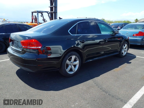 2015 Volkswagen Passat Limited Edition Edition z VIN 1VWAT7A37FC111548, wystawiony jako IAAI lot #42363364 z przebiegiem 198 619 mil mil oraz . Historia ofert i sprzedaży dostępna na DreamBid. Obrazek 4.