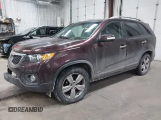 2013 Kia Sorento EX z VIN 5XYKUDA29DG313777, wystawiony jako IAAI lot #41574912 z przebiegiem 120 003 mil mil oraz . Historia ofert i sprzedaży dostępna na DreamBid. Obrazek 2.