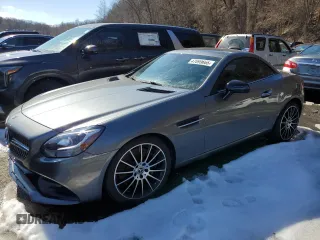 2020 Mercedes-Benz SLC 300 z VIN W1KPK3JA0LF172375, wystawiony jako Copart lot #56552705 z przebiegiem 16 831 mil mil oraz Nie do naprawy. Historia ofert i sprzedaży dostępna na DreamBid. Obrazek 1.