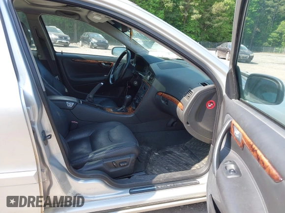2006 Volvo S60 2.5T with VIN YV1RH592762506742, listed as a IAAI auction lot 41548377 with 320,211 mi miles. Bid and sale history available at carsss.com. Image 5.