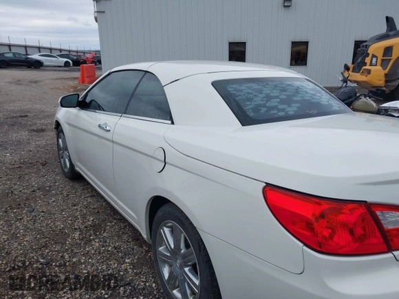 2010 Chrysler Sebring Limited z VIN 1C3BC6EV2AN122617, wystawiony jako IAAI lot #41932002 z przebiegiem 135 264 mil mil oraz . Historia ofert i sprzedaży dostępna na DreamBid. Obrazek 6.