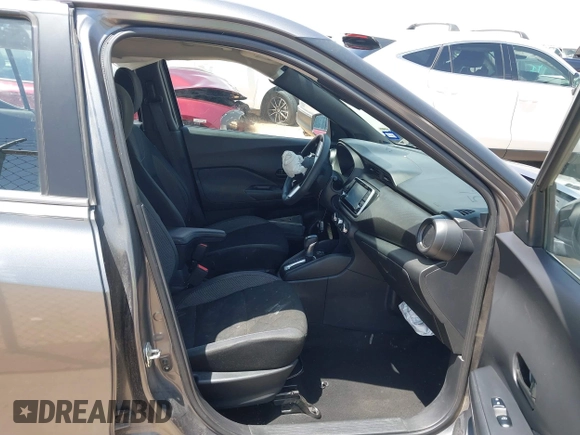 2020 Nissan Kicks S z VIN 3N1CP5BV9LL525082, wystawiony jako IAAI lot #42322672 z przebiegiem 48 035 mil mil oraz . Historia ofert i sprzedaży dostępna na DreamBid. Obrazek 5.