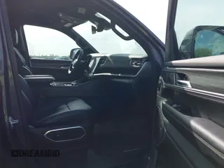 2024 Jeep Wagoneer Series II с VIN 1C4SJRBP8RS177563, выставлен на аукционе IAAI как лот 42506797 с пробегом 27 489 миль миль и . История ставок и продаж доступна на DreamBid. Изображение 5.