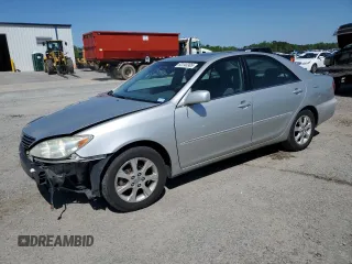 2005 Toyota Camry LE z VIN 4T1BE30K75U412361, wystawiony jako Copart lot #52240305 z przebiegiem 145 513 mil mil oraz Szkoda całkowita • Salvage title. Historia ofert i sprzedaży dostępna na DreamBid. Obrazek 1.