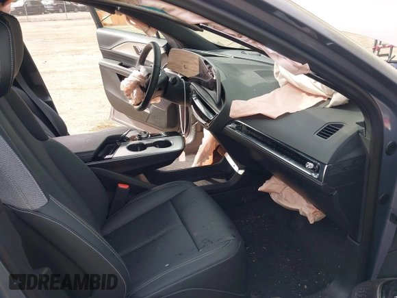 2024 Cadillac LYRIQ z VIN 1GYKPMRLXRZ141816, wystawiony jako IAAI lot #42113732 z przebiegiem 7 704 mil mil oraz . Historia ofert i sprzedaży dostępna na DreamBid. Obrazek 5.