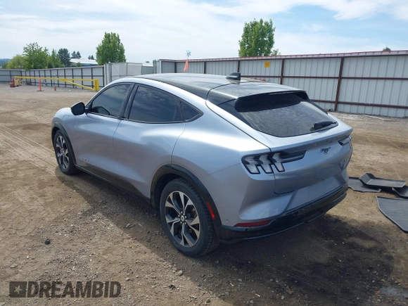2022 Ford Mustang Mach-E Premium z VIN 3FMTK3SS7NMA02299, wystawiony jako IAAI lot #42238270 z przebiegiem 50 996 mil mil oraz . Historia ofert i sprzedaży dostępna na DreamBid. Obrazek 3.
