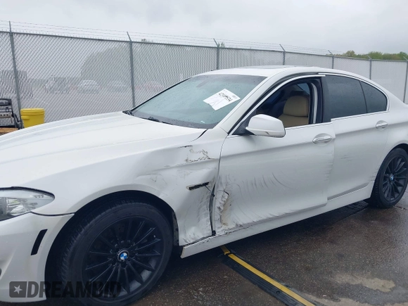 2012 BMW 5 Series 535i xDrive z VIN WBAFU7C57CDU64640, wystawiony jako IAAI lot #42109534 z przebiegiem 132 310 mil mil oraz . Historia ofert i sprzedaży dostępna na DreamBid. Obrazek 6.