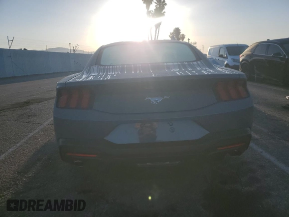 2024 Ford Mustang EcoBoost z VIN 1FA6P8TH2R5149490, wystawiony jako Copart lot #51705725 z przebiegiem 4 064 mil mil oraz Szkoda całkowita • Salvage title. Historia ofert i sprzedaży dostępna na DreamBid. Obrazek 6.