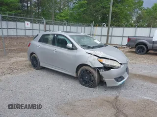 2009 Toyota Matrix S z VIN 2T1KE40E49C006934, wystawiony jako IAAI lot #42076361 z przebiegiem 151 944 mil mil oraz . Historia ofert i sprzedaży dostępna na DreamBid. Obrazek 1.