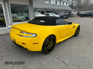 2009 Aston Martin Vantage z VIN SCFBF04C39GD12589, wystawiony jako Copart lot #79923024 z przebiegiem 50 303 mil mil oraz Czysty tytuł • Clean title. Historia ofert i sprzedaży dostępna na DreamBid. Obrazek 4.
