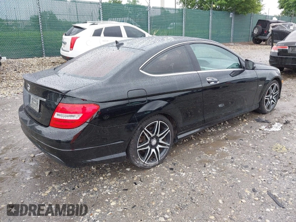 2014 Mercedes-Benz C 250 z VIN WDDGJ4HB0EG289247, wystawiony jako IAAI lot #42365526 z przebiegiem 75 420 mil mil oraz . Historia ofert i sprzedaży dostępna na DreamBid. Obrazek 4.