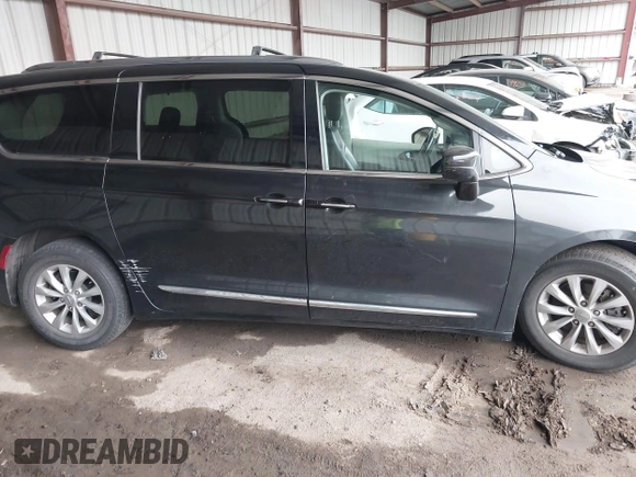 2018 Chrysler Pacifica Touring L z VIN 2C4RC1BG8JR211405, wystawiony jako IAAI lot #42301088 z przebiegiem 92 876 mil mil oraz . Historia ofert i sprzedaży dostępna na DreamBid. Obrazek 13.