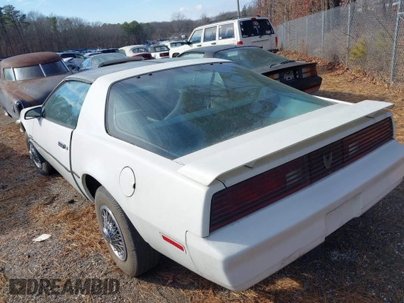 1984 Pontiac Firebird z VIN 1G2AS8711EN215638, wystawiony jako IAAI lot #41464656 z przebiegiem 110 500 mil mil oraz . Historia ofert i sprzedaży dostępna na DreamBid. Obrazek 3.