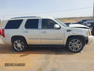 2008 Cadillac Escalade z VIN 1GYEC63828R153028, wystawiony jako IAAI lot #42043110 z przebiegiem 127 122 mil mil oraz . Historia ofert i sprzedaży dostępna na DreamBid. Obrazek 13.