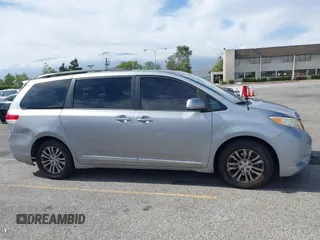 2012 Toyota Sienna XLE AAS z VIN 5TDYK3DCXCS278442, wystawiony jako IAAI lot #42228620 z przebiegiem 128 748 mil mil oraz . Historia ofert i sprzedaży dostępna na DreamBid. Obrazek 13.