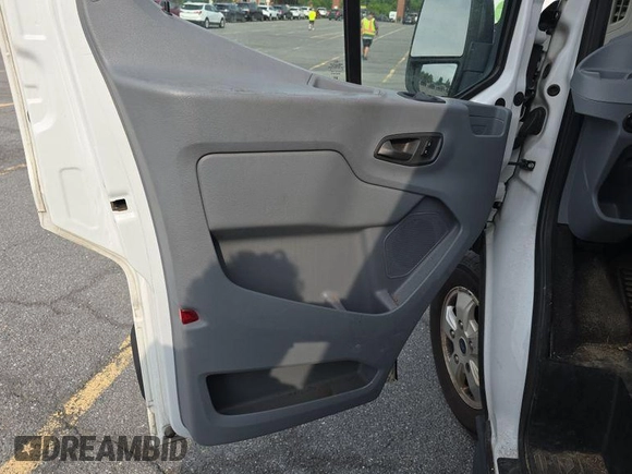 2018 Ford Transit z VIN 1FTYR1YGXJKB43964, wystawiony jako IAAI lot #42815010 z przebiegiem 118 564 mil mil oraz . Historia ofert i sprzedaży dostępna na DreamBid. Obrazek 12.