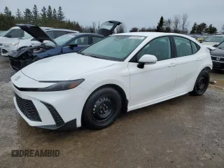 2025 Toyota Camry LE z VIN 4T1DAACK1SU033498, wystawiony jako Copart lot #52922025 z przebiegiem 11 531 mil mil oraz Szkoda całkowita • Salvage title. Historia ofert i sprzedaży dostępna na DreamBid. Obrazek 1.