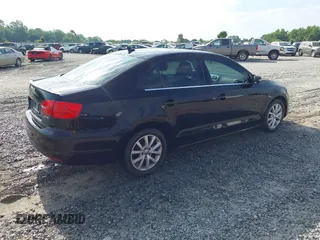 2013 Volkswagen Jetta SE z VIN 3VWDP7AJ5DM389618, wystawiony jako IAAI lot #42229952 z przebiegiem 190 890 mil mil oraz . Historia ofert i sprzedaży dostępna na DreamBid. Obrazek 4.