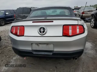 2010 Ford Mustang V6 z VIN 1ZVBP8EN0A5121975, wystawiony jako Copart lot #52117343 z przebiegiem 204 966 mil mil oraz Szkoda całkowita • Salvage title. Historia ofert i sprzedaży dostępna na DreamBid. Obrazek 6.