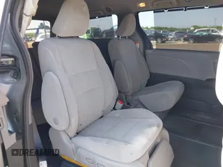 2019 Toyota Sienna LE Auto Access Seat z VIN 5TDKZ3DC1KS966037, wystawiony jako IAAI lot #41972610 z przebiegiem 59 585 mil mil oraz . Historia ofert i sprzedaży dostępna na DreamBid. Obrazek 8.