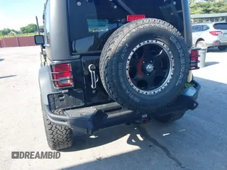 2013 Jeep Wrangler Unlimited Sport z VIN 1C4HJWDG9DL510121, wystawiony jako IAAI lot #42389944 z przebiegiem 84 390 mil mil oraz . Historia ofert i sprzedaży dostępna na DreamBid. Obrazek 6.