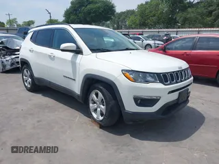 2019 Jeep Compass Latitude z VIN 3C4NJCBB4KT616437, wystawiony jako IAAI lot #42049491 z przebiegiem 42 495 mil mil oraz . Historia ofert i sprzedaży dostępna na DreamBid. Obrazek 1.