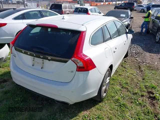 2015 Volvo V60 T5 Drive-E Premier z VIN YV140MEK2F1267396, wystawiony jako IAAI lot #41921329 z przebiegiem 93 937 mil mil oraz . Historia ofert i sprzedaży dostępna na DreamBid. Obrazek 4.